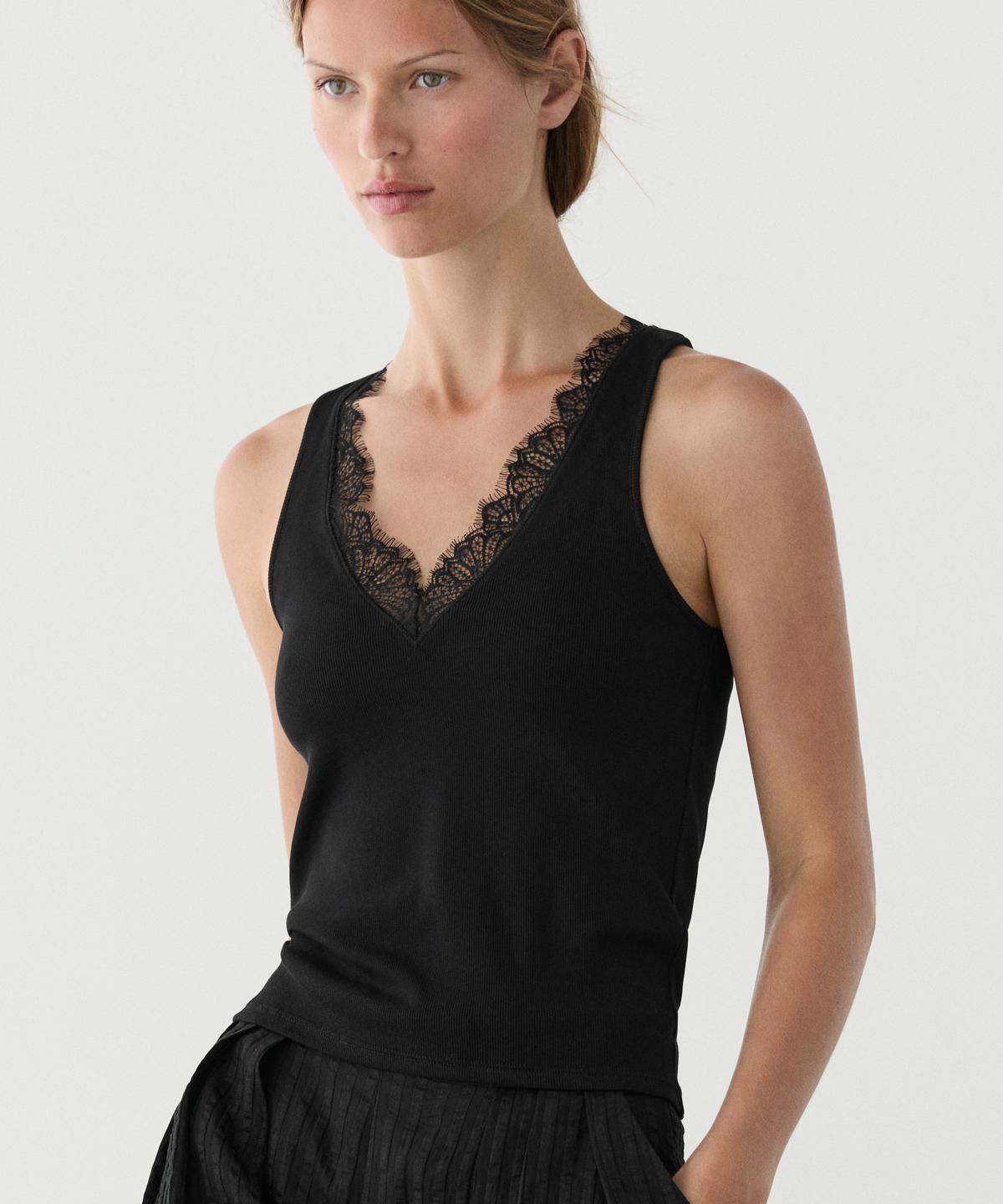 마시모두띠(MASSIMO DUTTI) 레이스 디테일 브이넥 탑