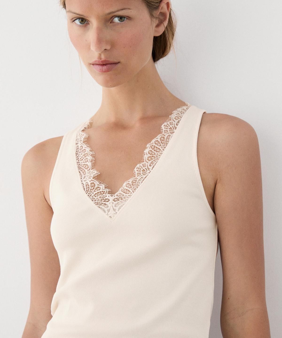 마시모두띠(MASSIMO DUTTI) 레이스 디테일 브이넥 탑