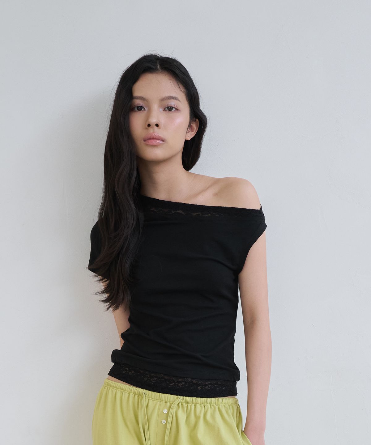 디어스토커(DEARSTALKER) ELIA LAYERED LACE OFF-SHOULDER TEE - BLACK