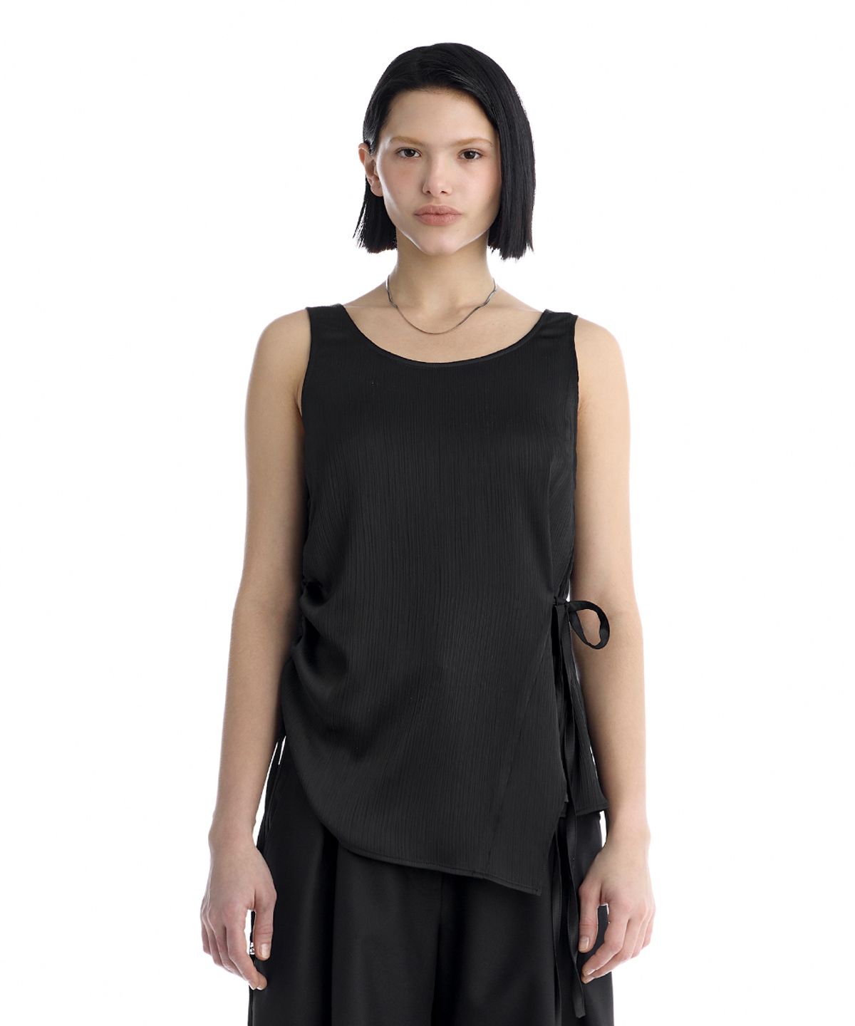 트리밍버드(TREEMINGBIRD) Satin Side-Drawstring Sleeveless Top [ Black ]