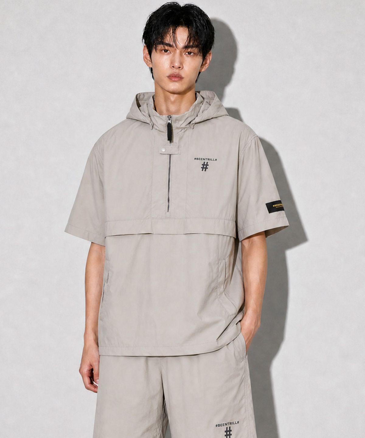 빈트릴(BEENTRILL) 에센셜 스몰 로고 하프집업 후드 반팔 아노락(베이지)