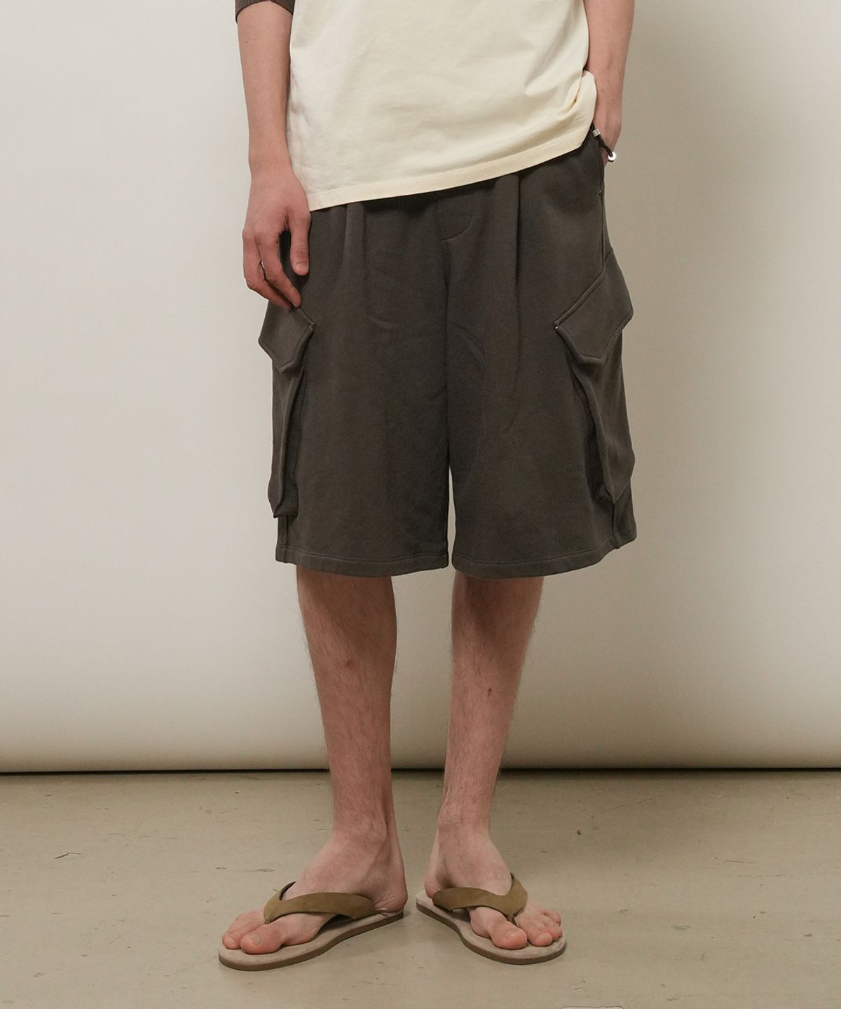 제너럴아이디어(GENERALIDEA) MAN 카고 스웻 하프 팬츠 [CHACOAL] / GF2MHP020