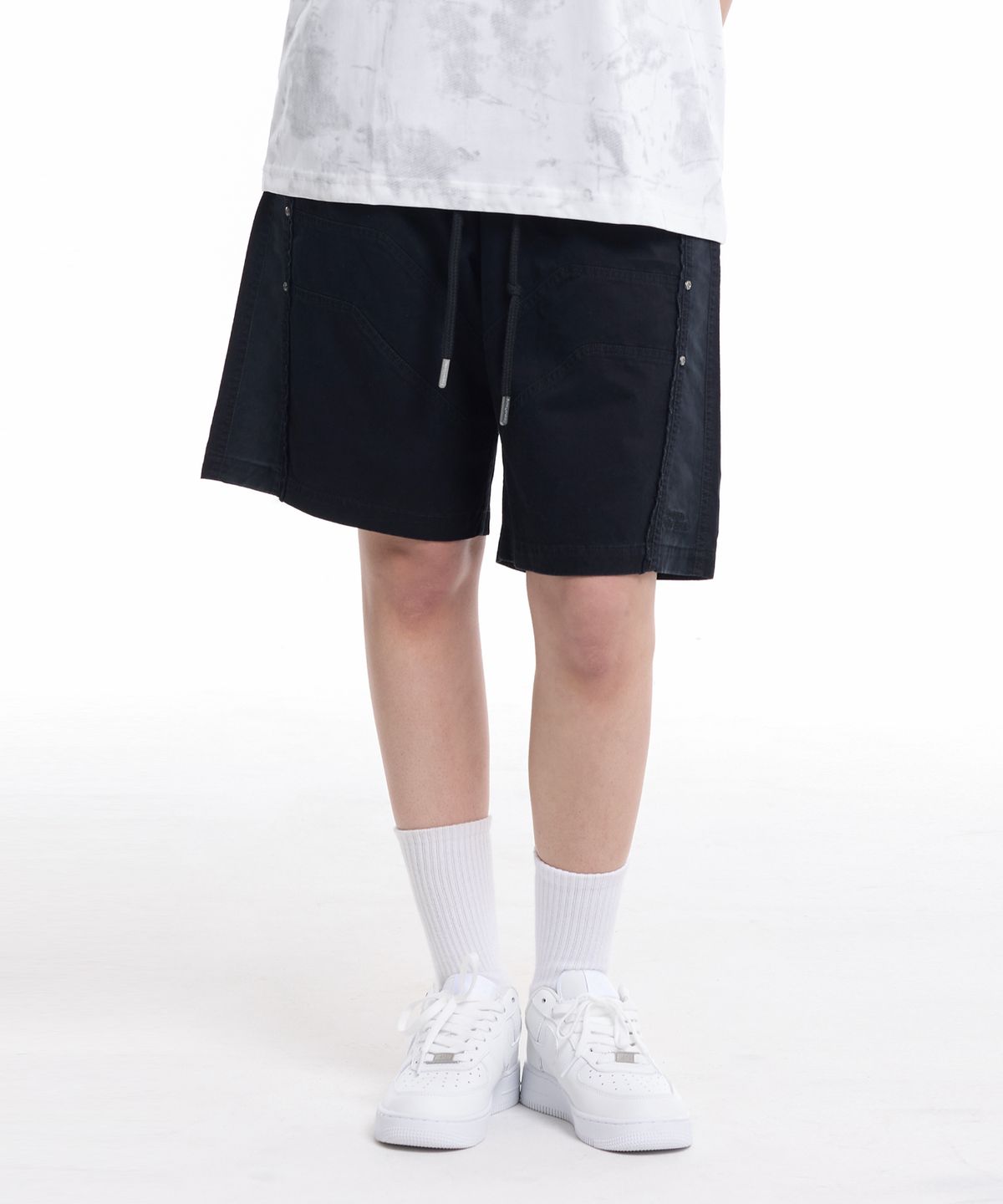 크림소다랩(CREAM SODA LAB) 워시드 로고 자수 프론트 절개 숏팬츠 블랙