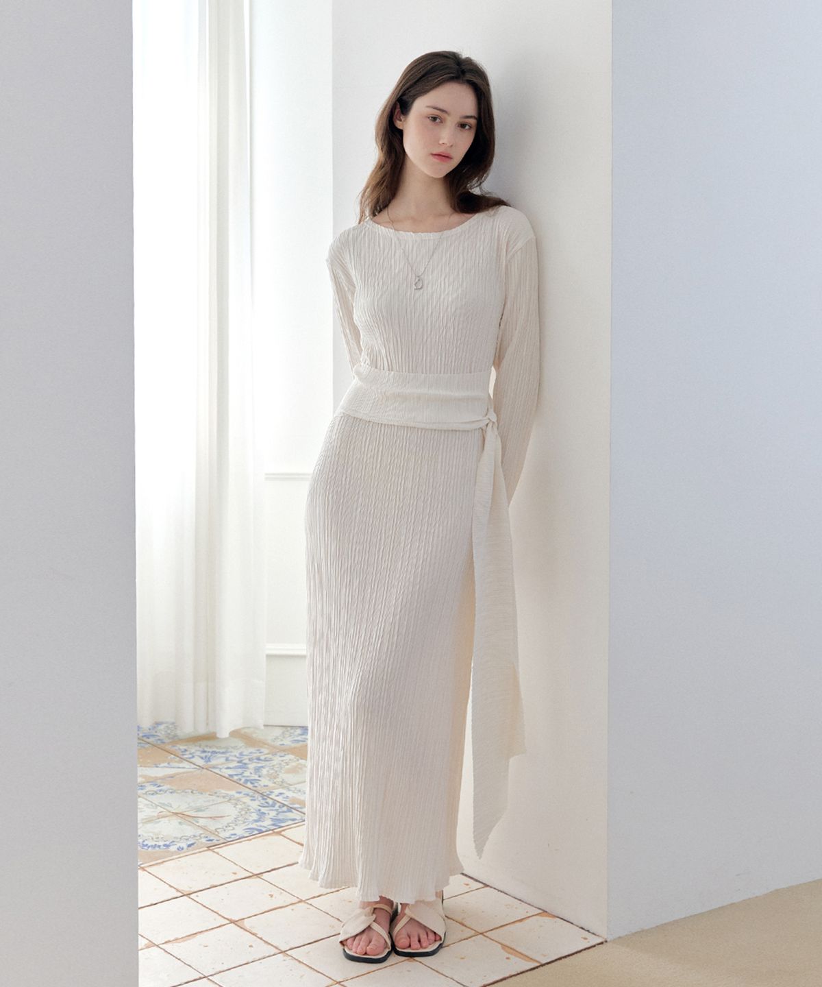머지앤밍글(MERGE&MINGLE) Iconic Pleats Maxi Belted Dress (Ivory)