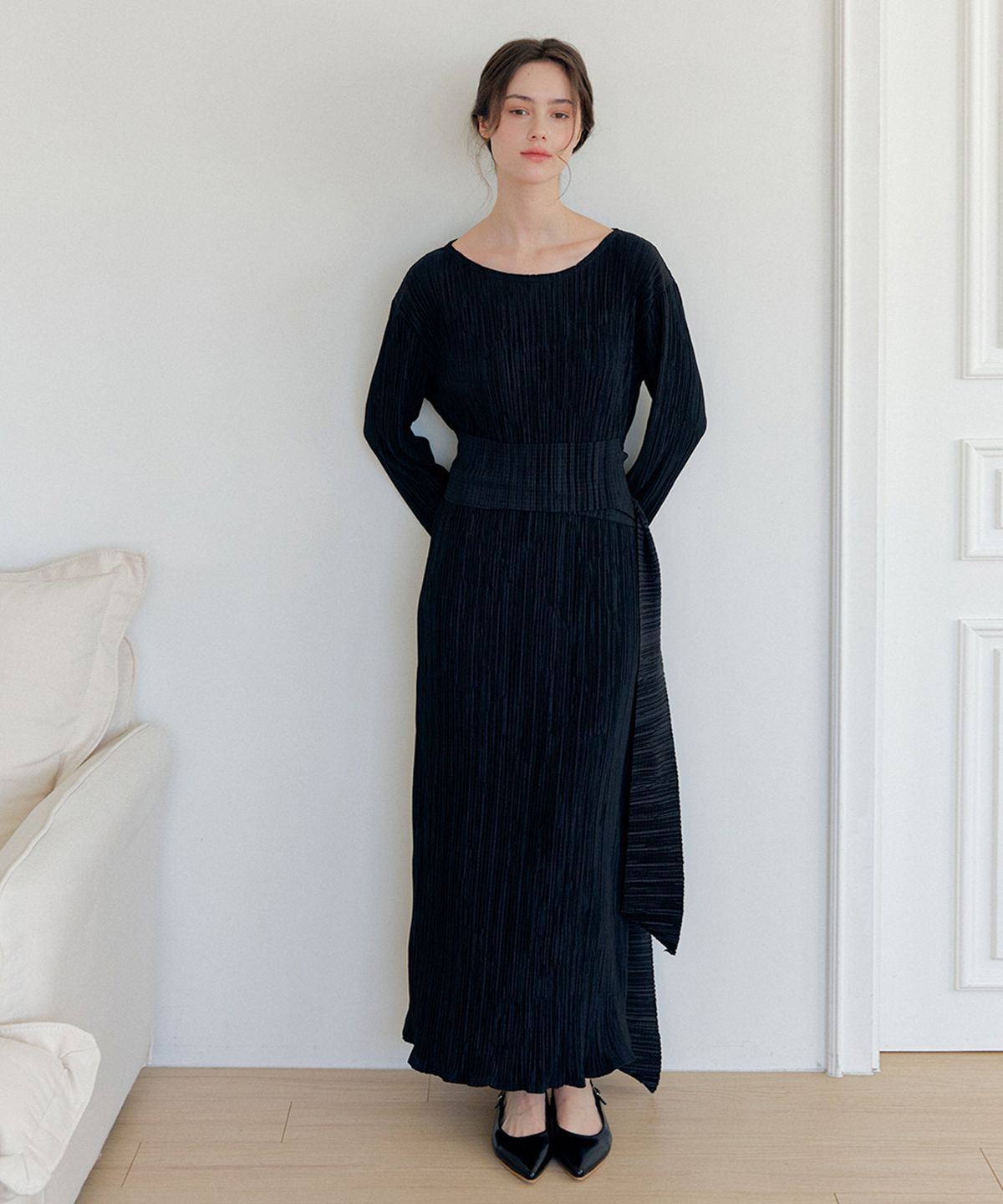 머지앤밍글(MERGE&MINGLE) Iconic Pleats Maxi Belted Dress (Black)