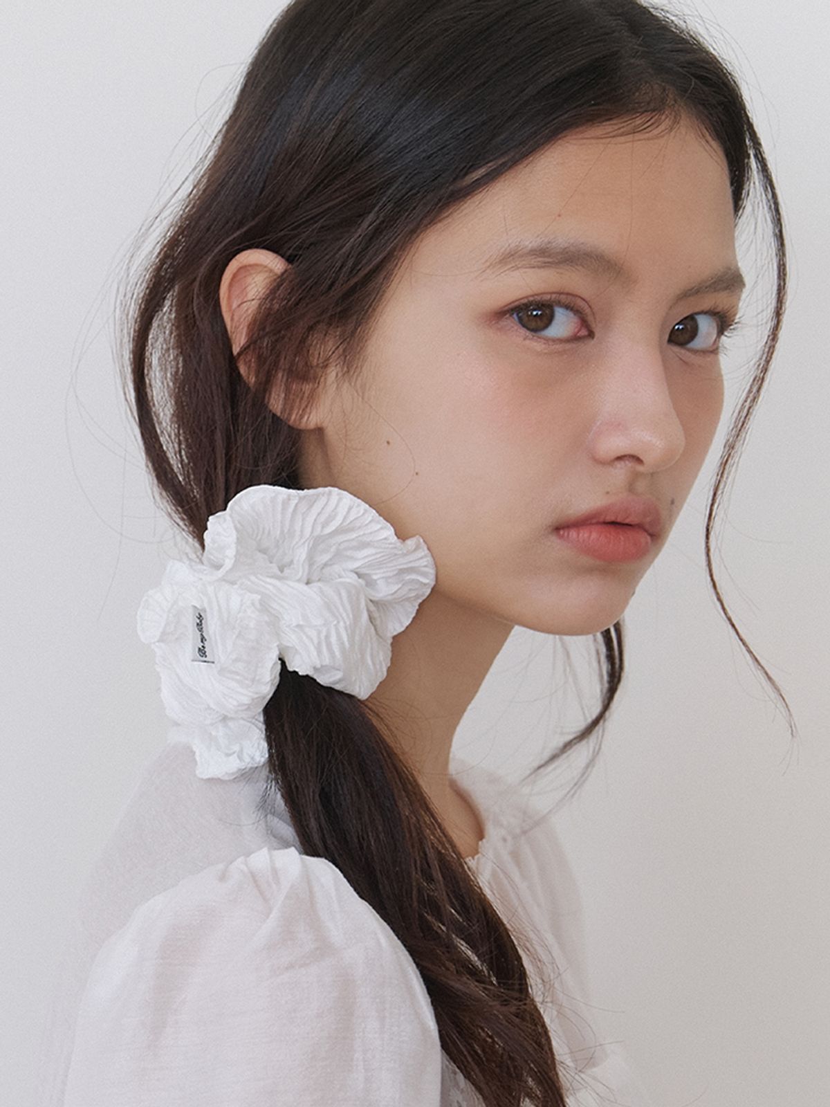 카인더베이비(KINDABABY) soft pleats scrunchie - off white