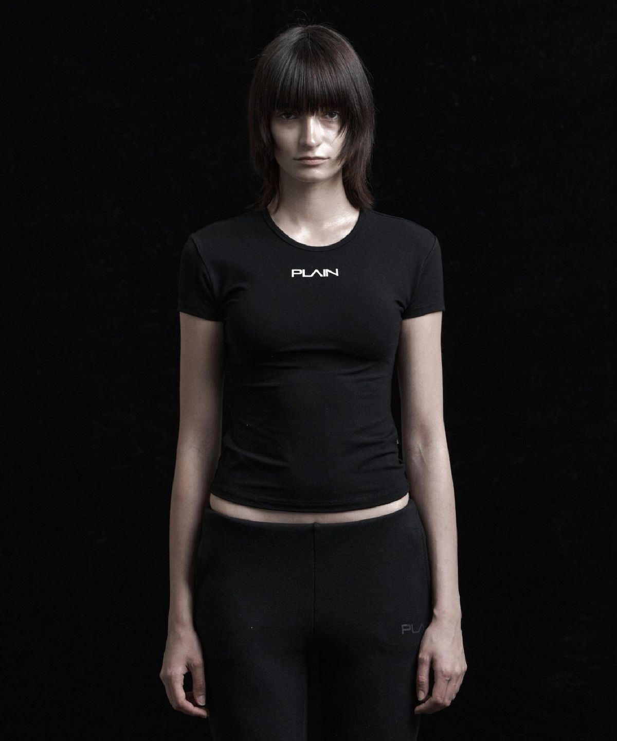 시너진(SYNERJYN) PLAIN BASIC SHORT SLEEVE BLACK