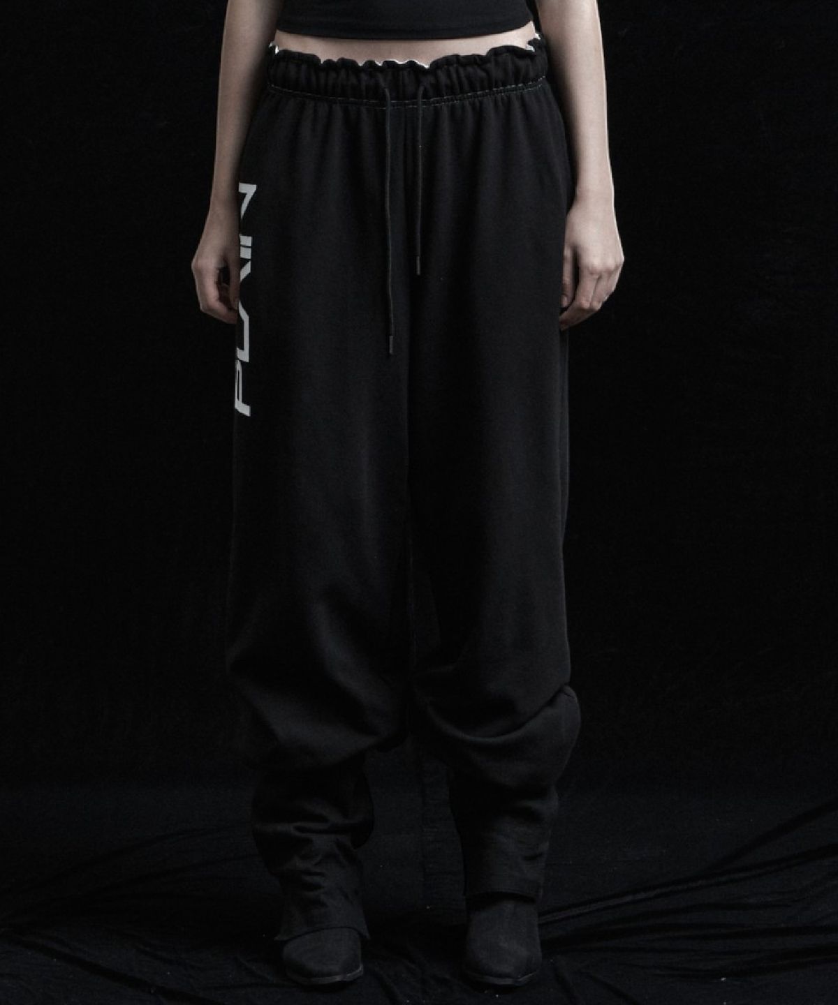 시너진(SYNERJYN) PLAIN FOLD-OVER SWEAT PANTS BLACK