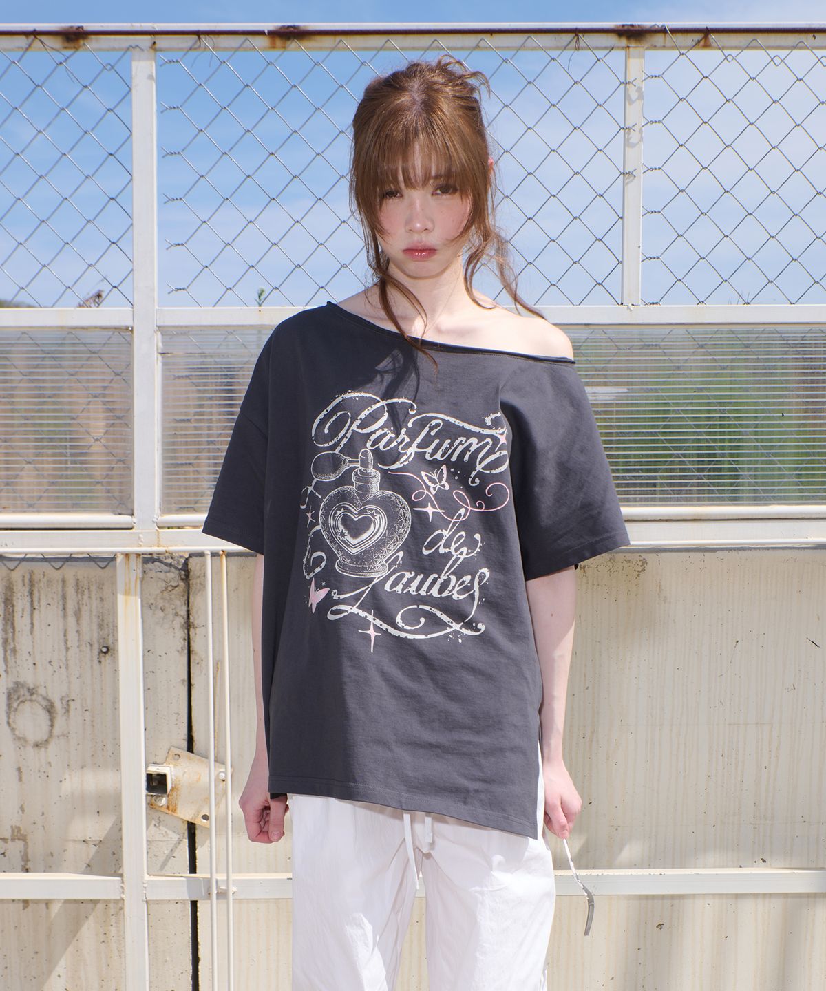 파퓸드로브(PARFUM DE LAUBE) Faded Off-Shoulder T-Shirts Charcoal