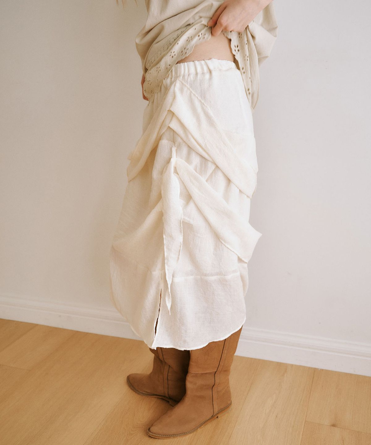 아우로(OURO) SANDY TIE SKIRT [ CREAM ]