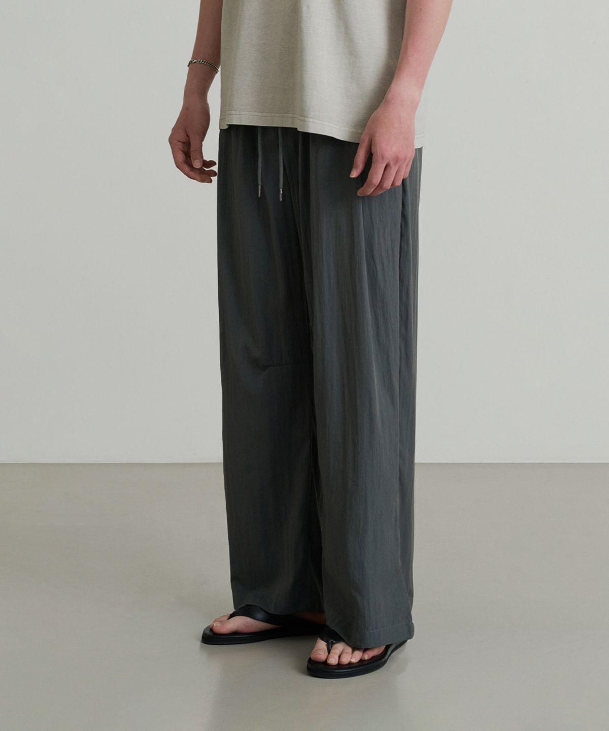 크레드먼스(CREEDMENS) 페이퍼리 테크 와이드 팬츠 (CHARCOAL)