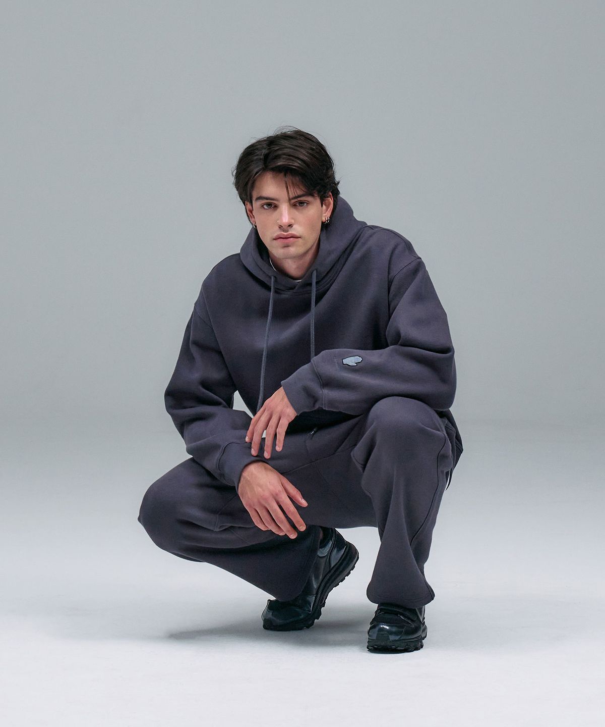 블레민크벨드(VLEMINCKVELD) ANTWERP Handshape Emblem Hoodie_Gray