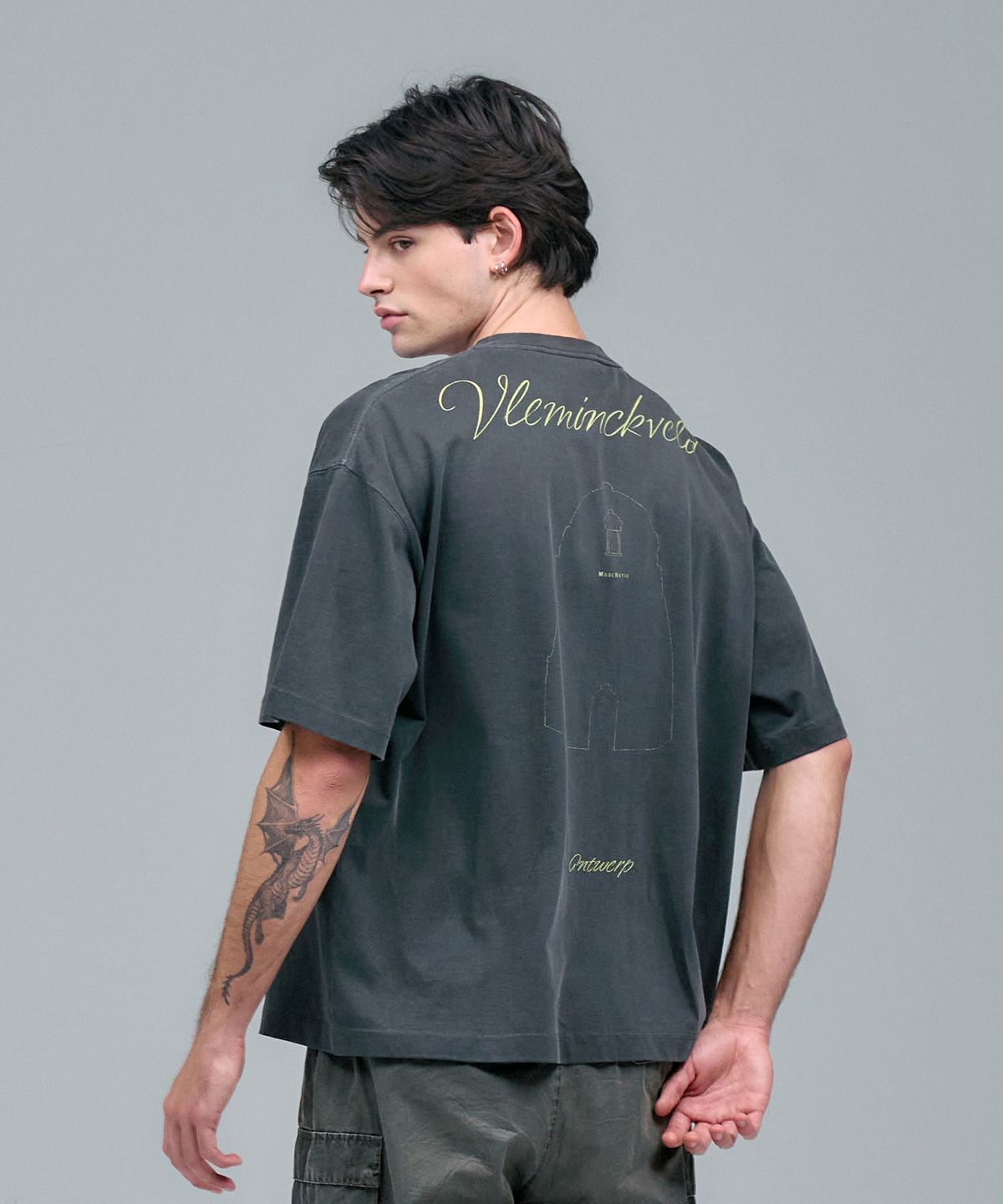 블레민크벨드(VLEMINCKVELD) Vleminckveld vertical script Pigment Oversized T-shirts_Gray, Yellow
