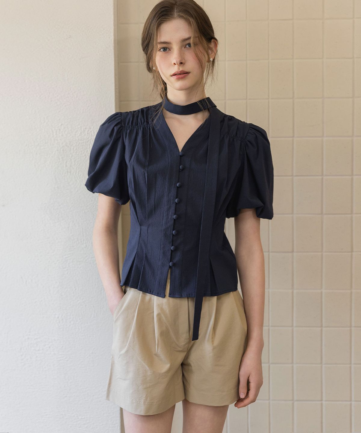 로트르드민(LAUTREDE MIN) Seersucker Tied Navy Blouse