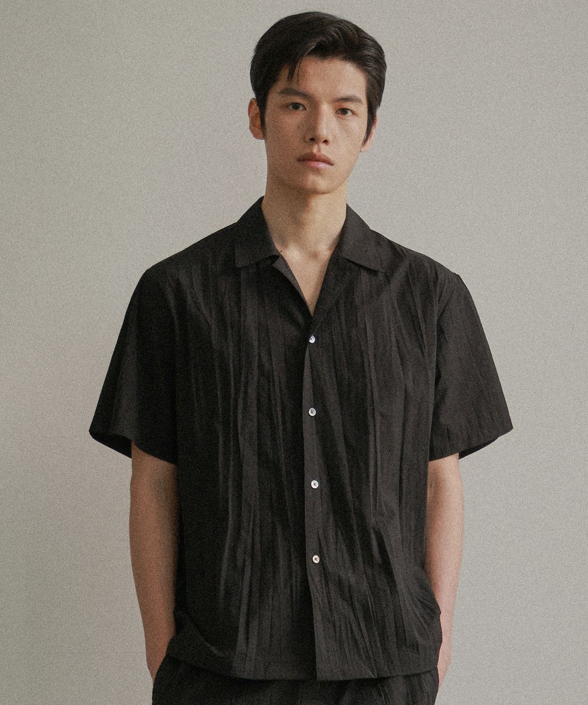 비욘드클로젯(BEYOND CLOSET) [COLLECTION LINE] 크리즈 코튼 오픈 카라 반팔 셔츠 블랙