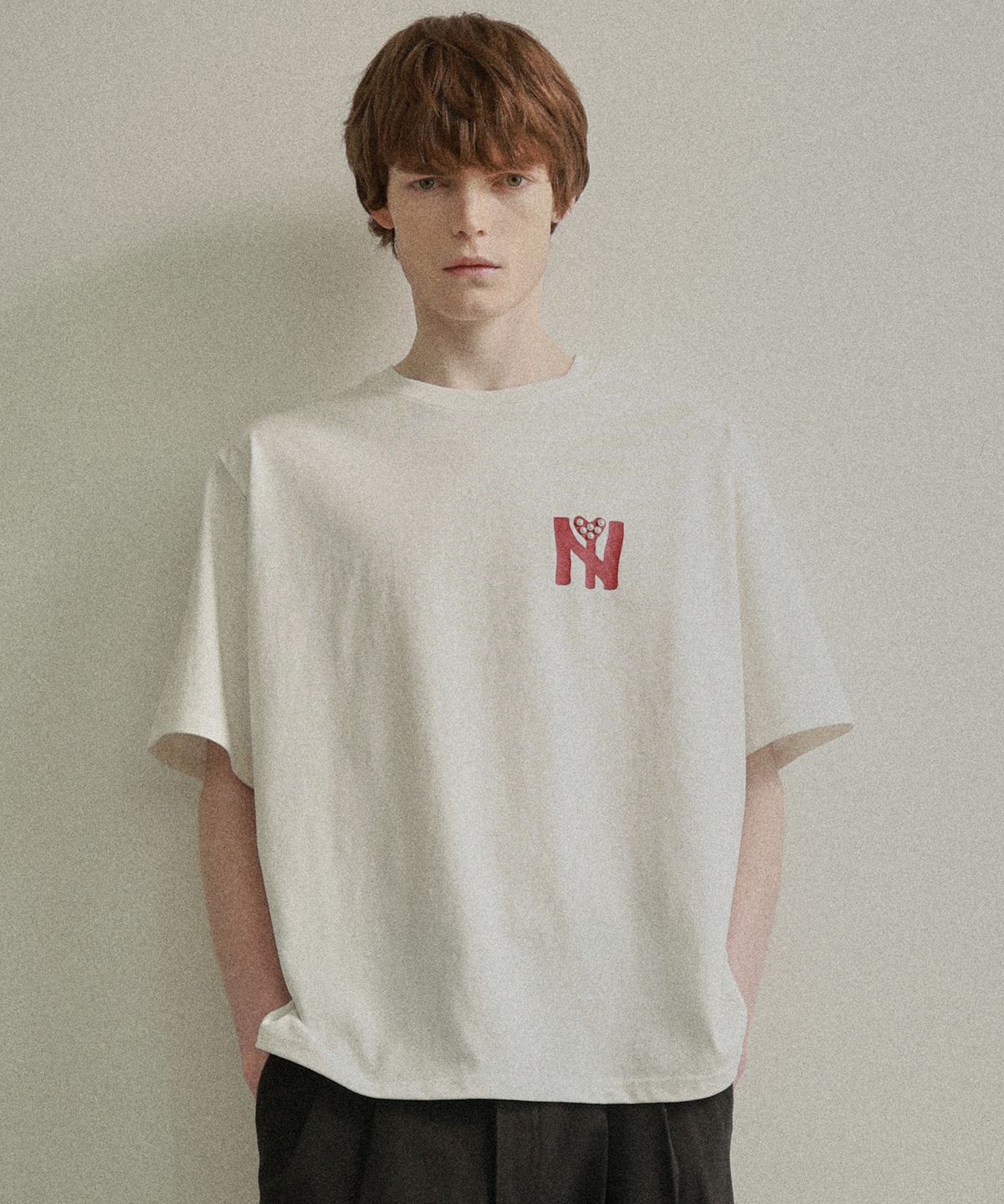 비욘드클로젯(BEYOND CLOSET) [COLLECTION LINE] 뉴욕 펄 로고 하프 티셔츠 화이트