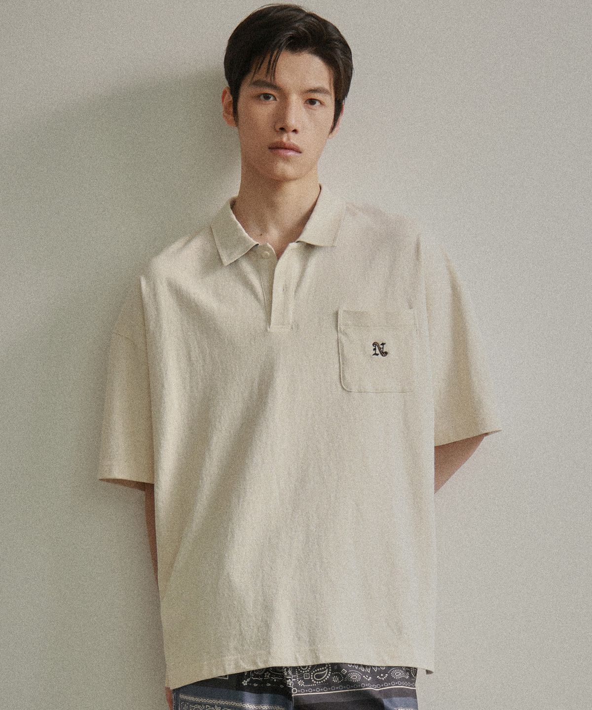 비욘드클로젯(BEYOND CLOSET) [COLLECTION LINE] 반다나 패치 디테일 피케 티셔츠 아이보리