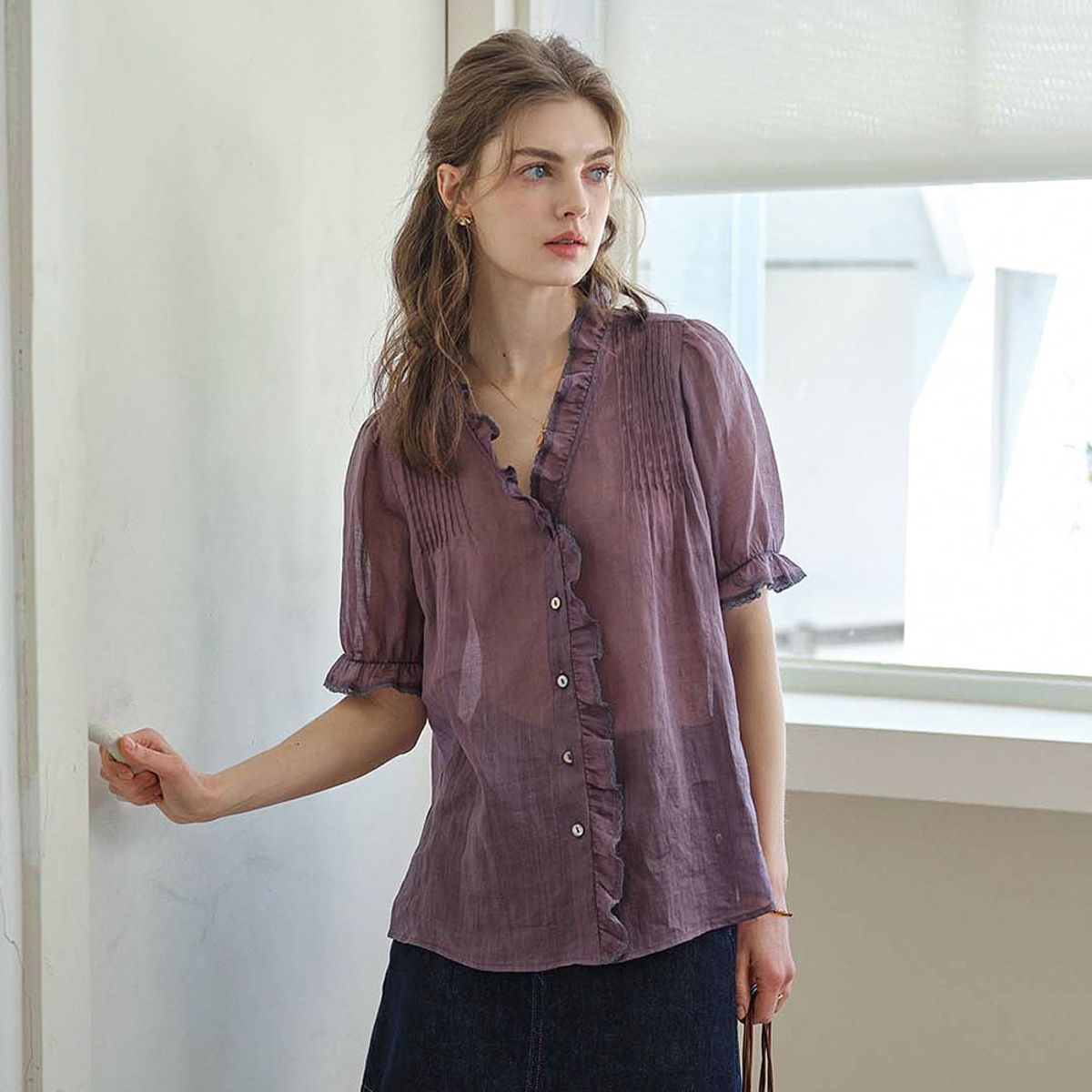 심플레트로(SIMPLE RETRO) SR_Ruffled collar short-sleeve blouse