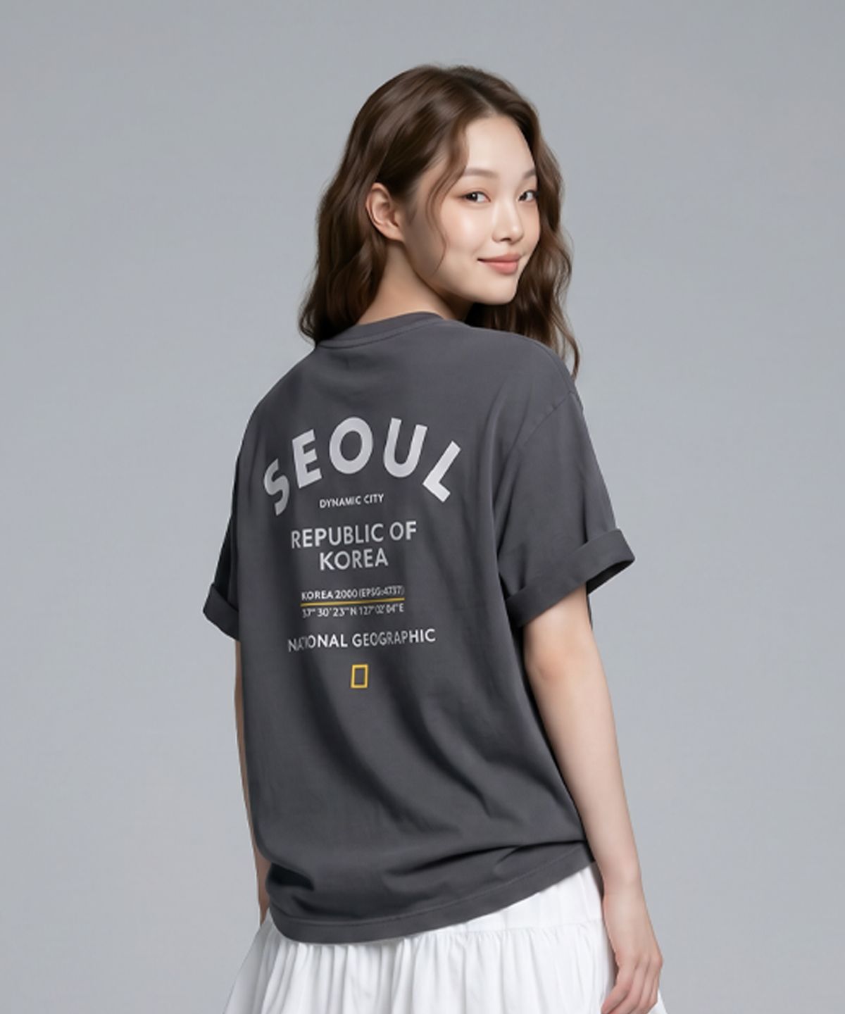 내셔널지오그래픽(NATIONALGEOGRAPHIC) N262UTS925 ROK 로케이션 그래픽 세미오버핏 반팔 티셔츠 GREY