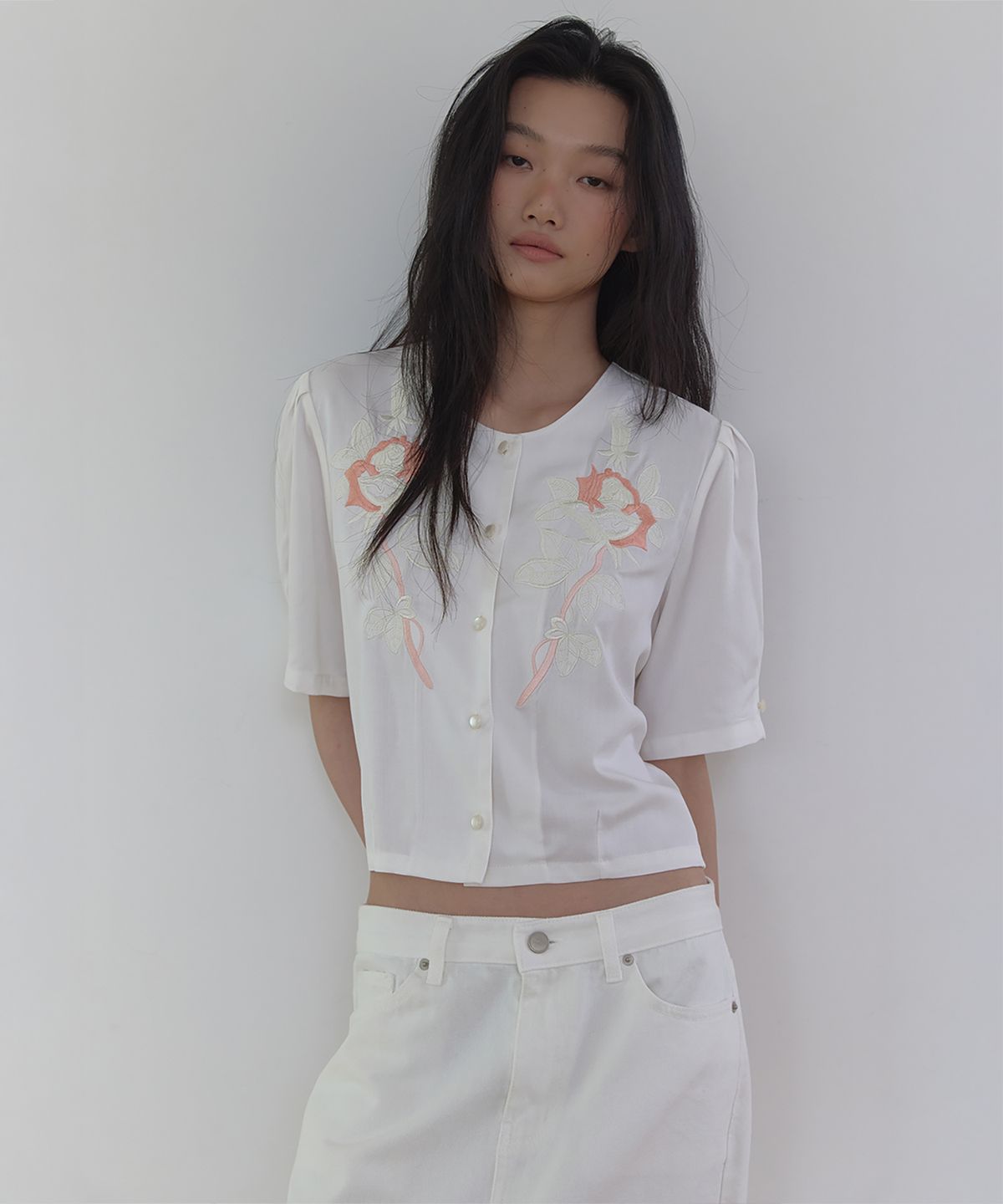 론크(LONQUE) FLORAL EMBROIDERY CROP BLOUSE (IVORY)