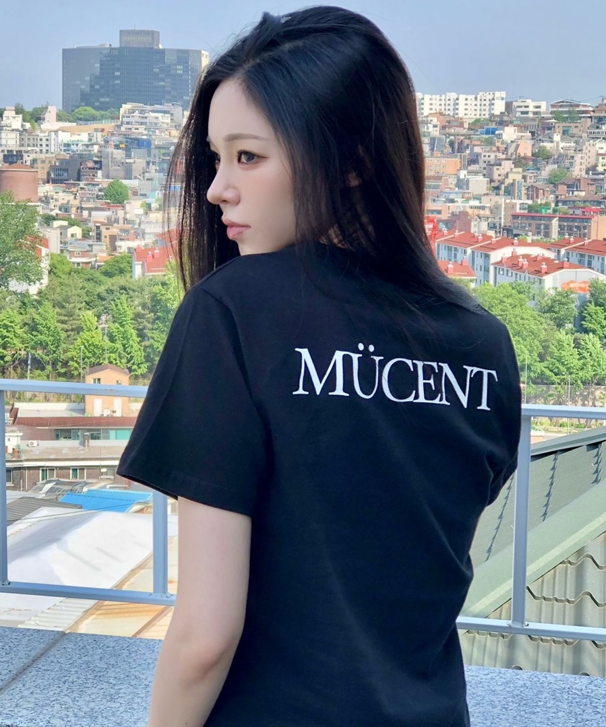 무센트(MUCENT) 제든 시그니처 로고 반팔 티 (2컬러)