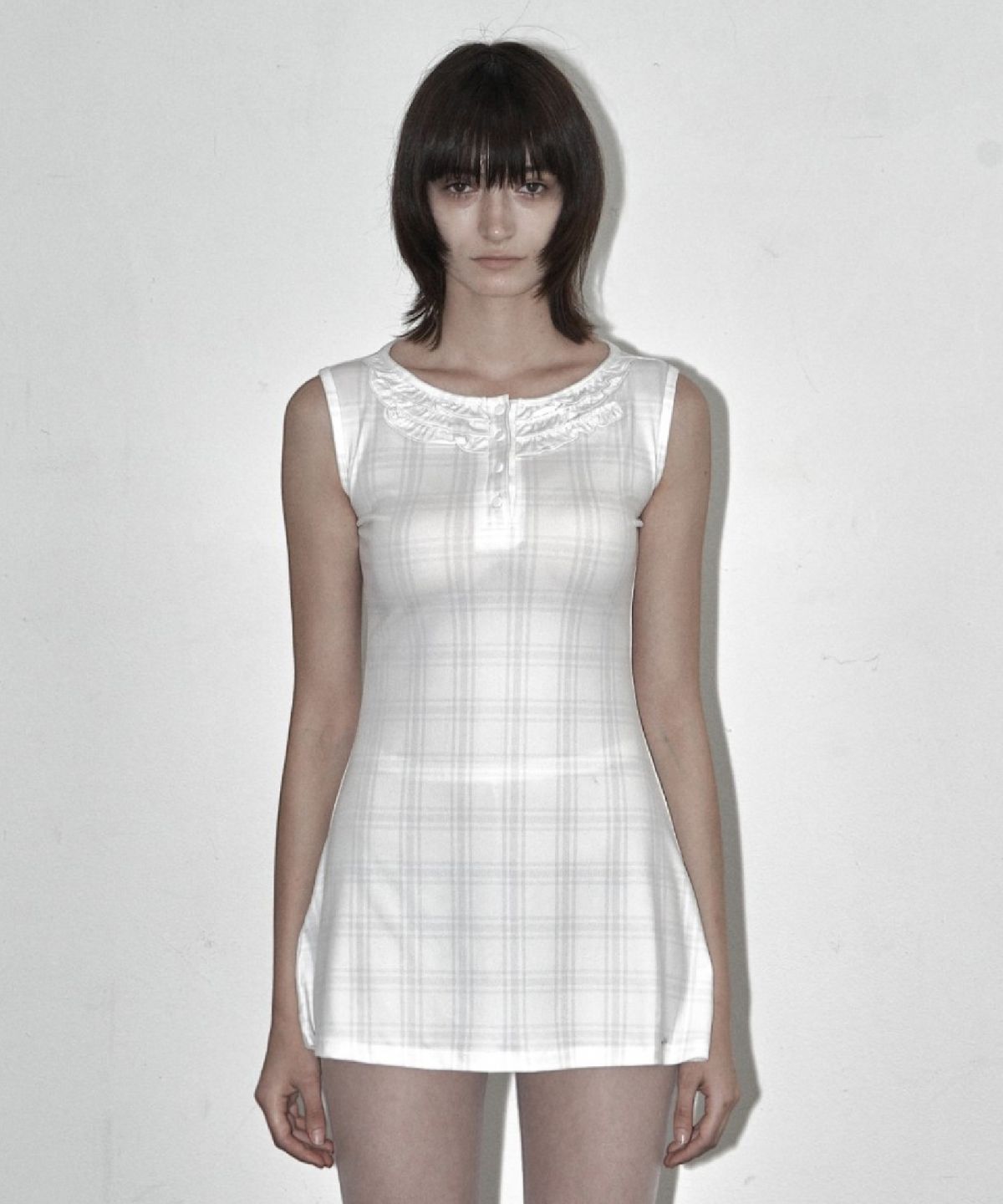 시너진(SYNERJYN) CHECK FRILL SLEEVELESS DRESS WHITE