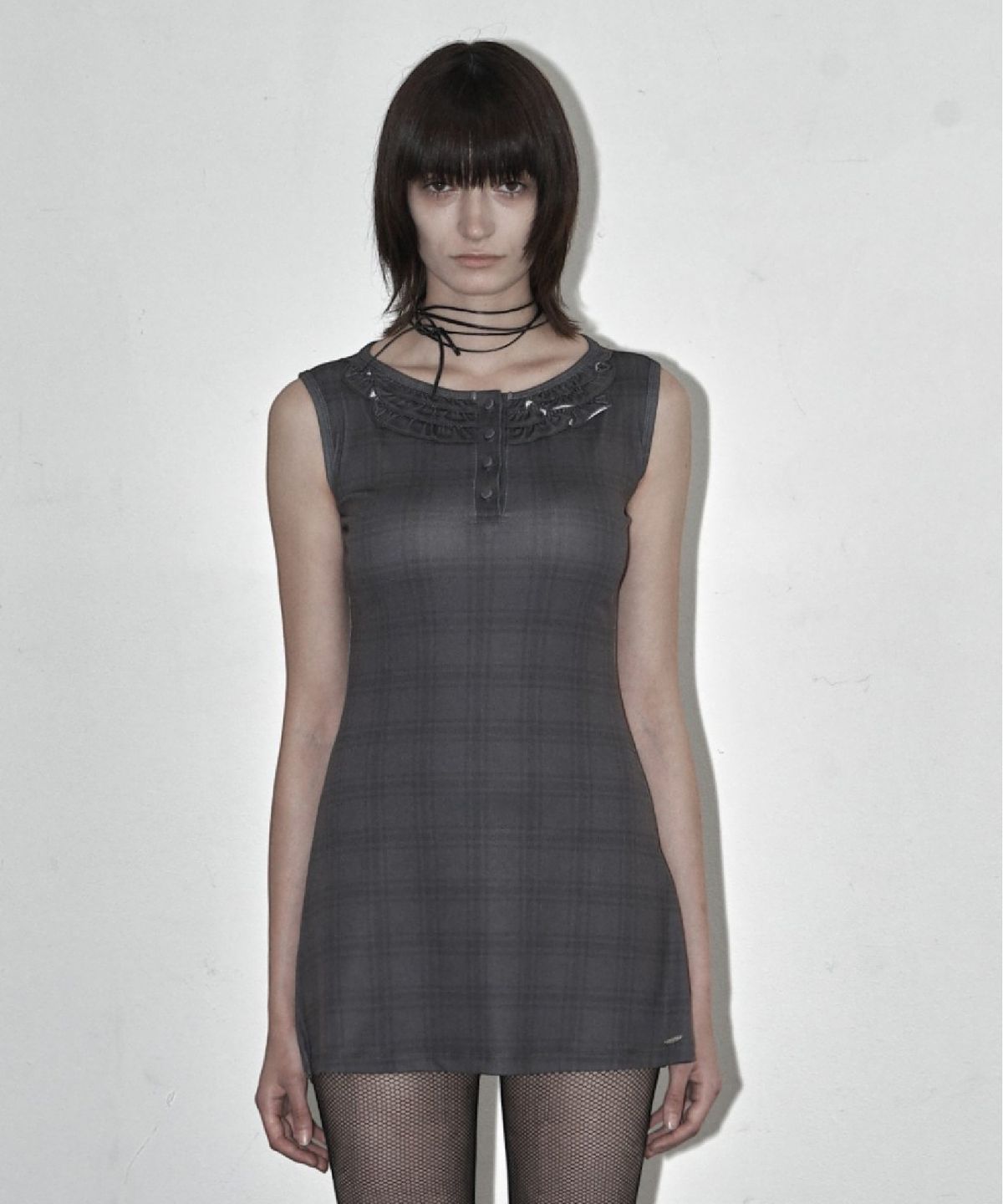시너진(SYNERJYN) CHECK FRILL SLEEVELESS DRESS CHARCOAL
