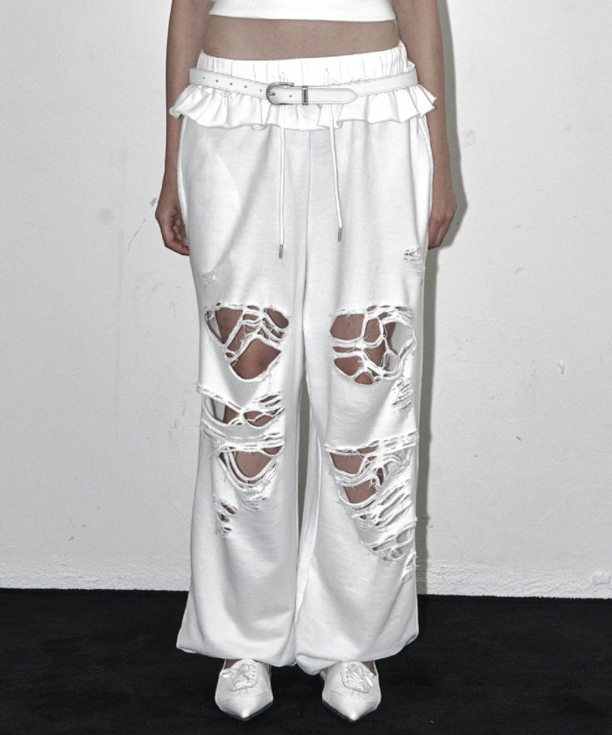 시너진(SYNERJYN) DISTRESSED FRILL SWEAT PANTS WHITE
