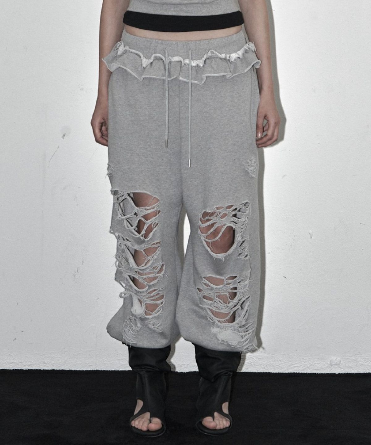시너진(SYNERJYN) DISTRESSED FRILL SWEAT PANTS MELANGE