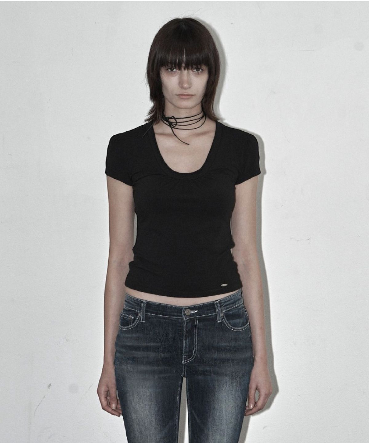 시너진(SYNERJYN) PUFF V-NECK SHORT SLEEVE BLACK