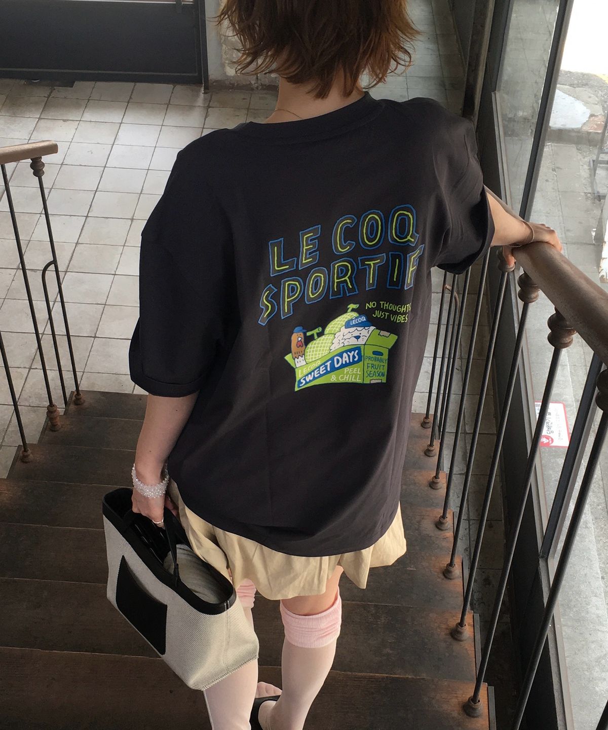 르꼬끄(LECOQ) 원라이프 유니 르프레쉬 썸머 마켓 그래픽 반팔티  - 그레이 QR323LRS83