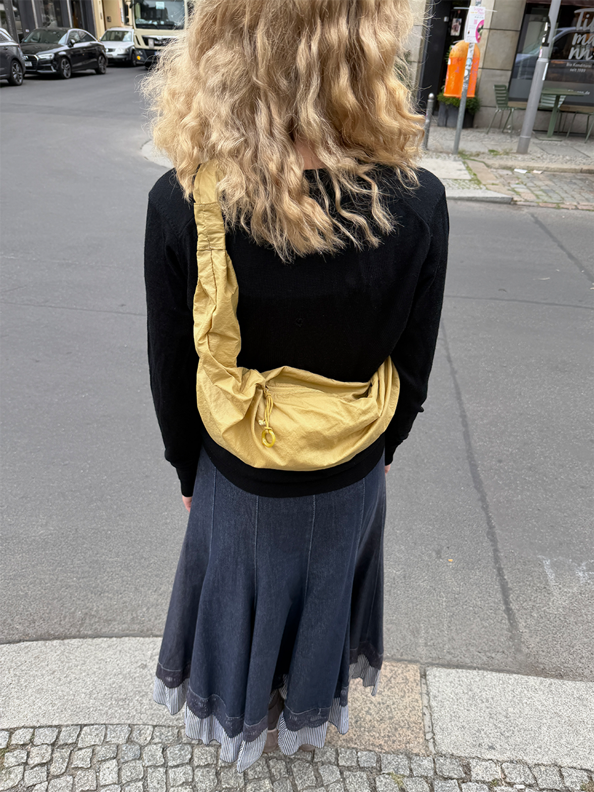 아코크(ACOC) Glossy Small Tangle Twist Bag_Mustard