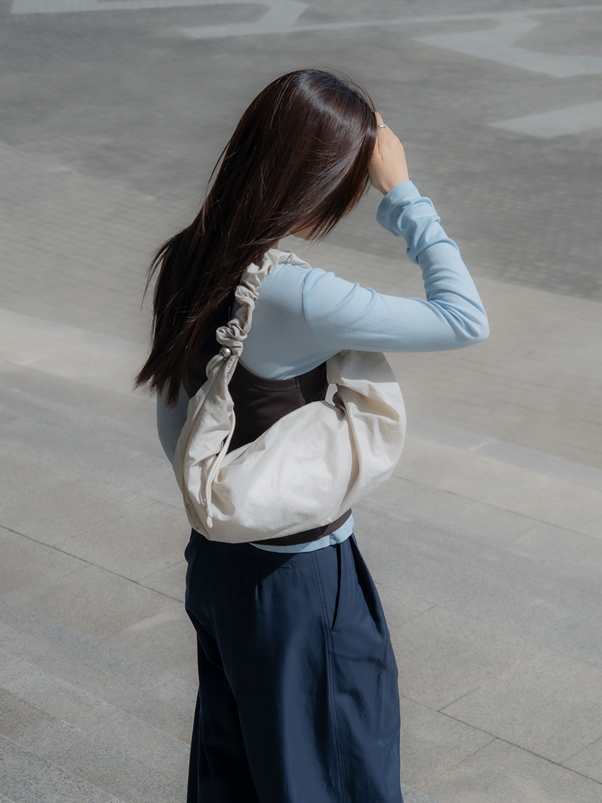 아코크(ACOC) Glossy Small Tangle Twist Bag_Ivory