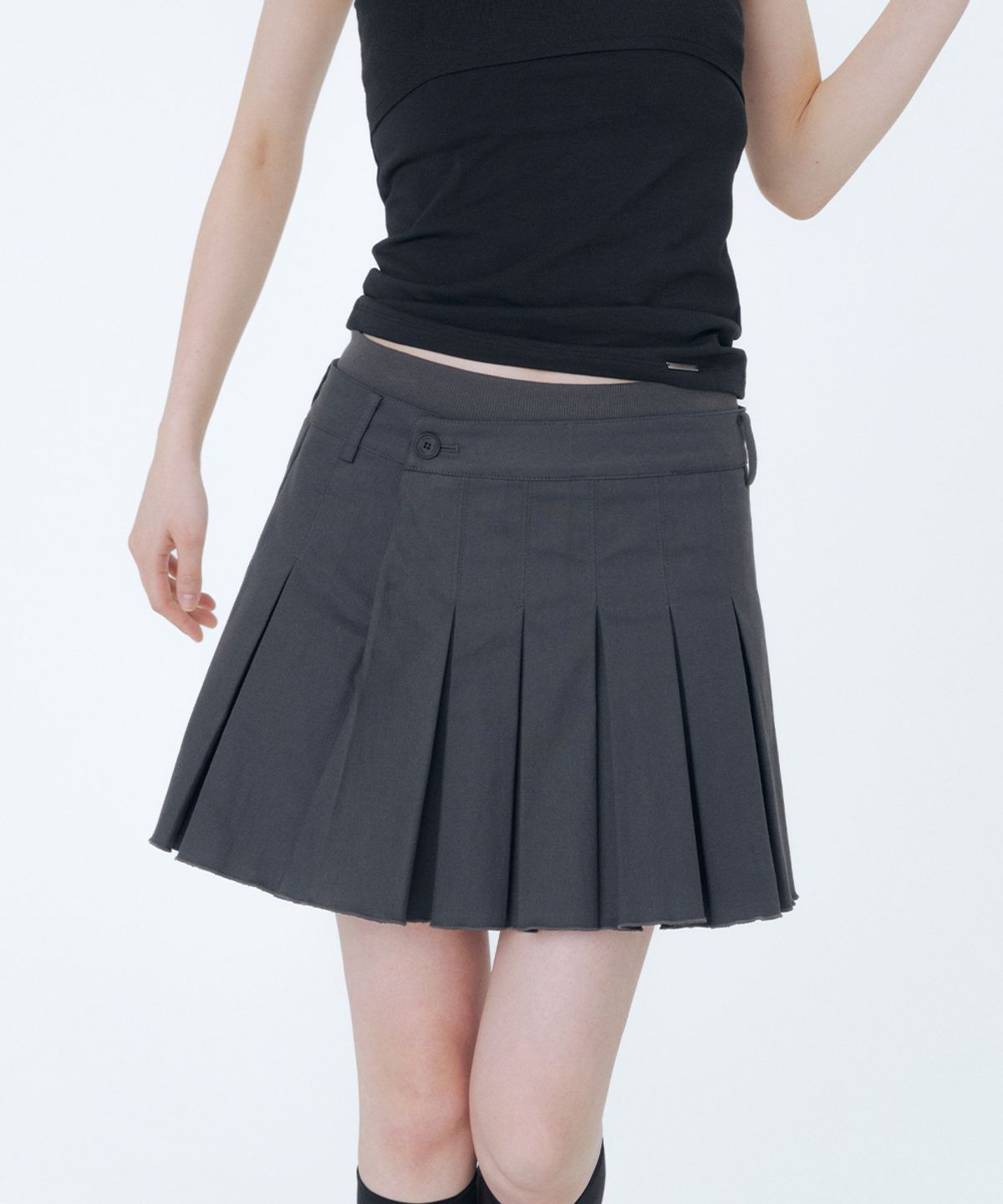 미세키서울(MISEKI SEOUL) Ribbed layered pleats skirt CHARCOAL
