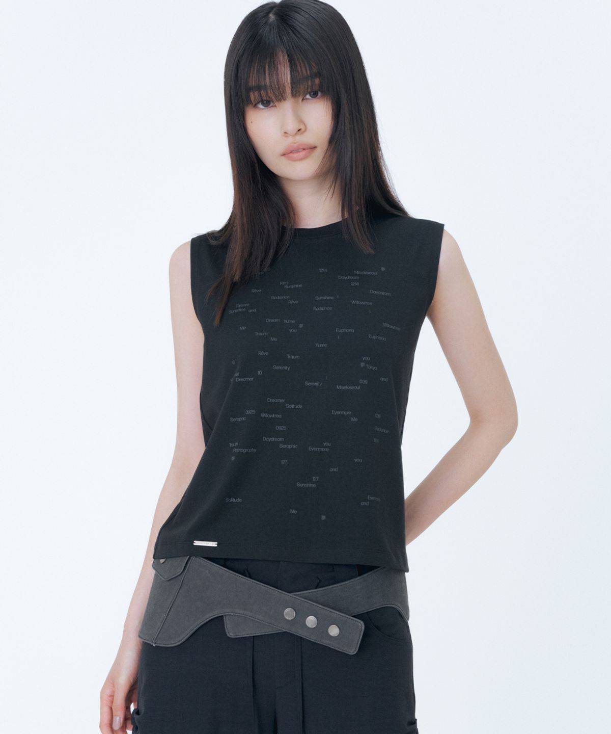 미세키서울(MISEKI SEOUL) Typographic semi crop sleeveless BLACK