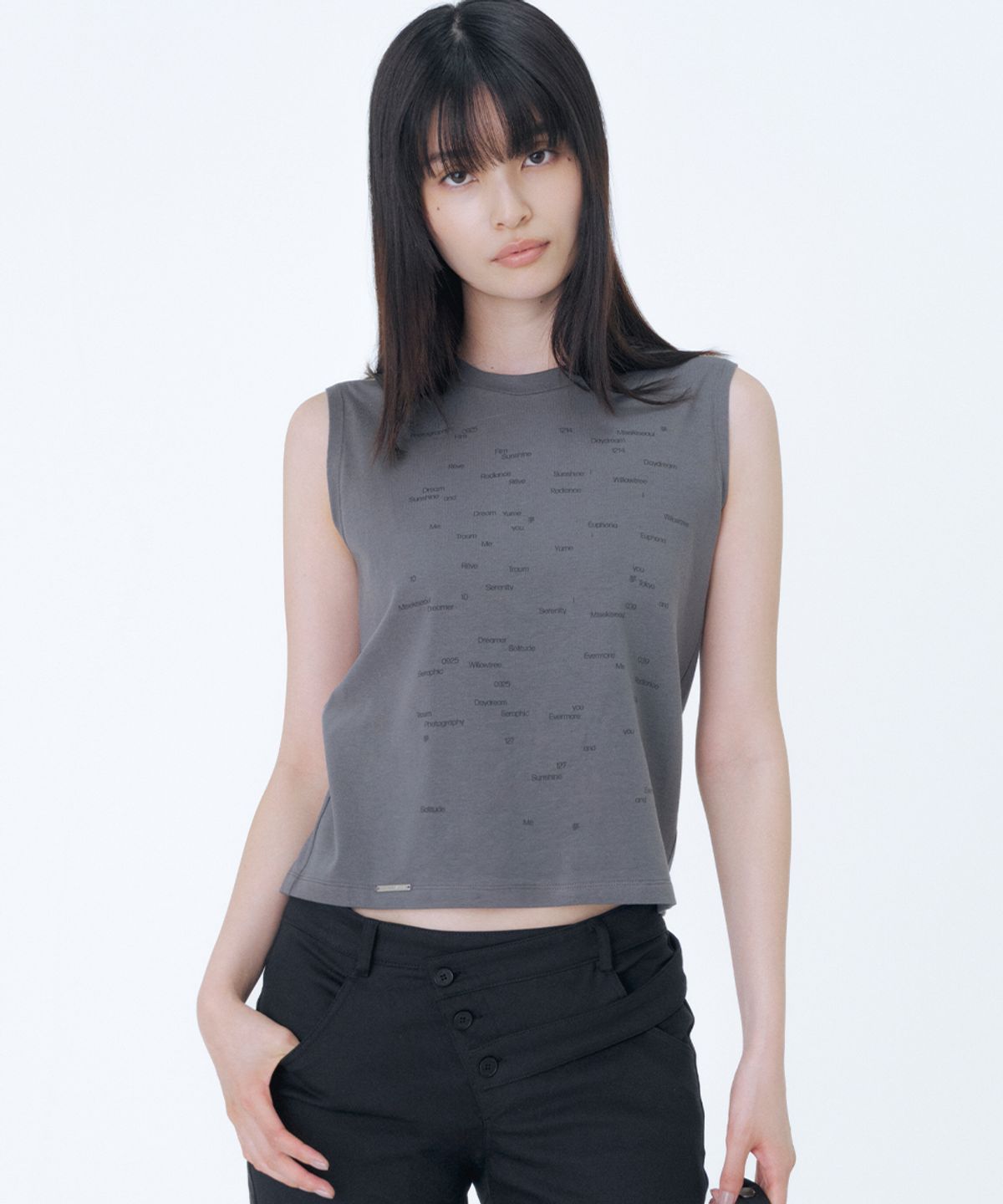 미세키서울(MISEKI SEOUL) Typographic semi crop sleeveless CHARCOAL