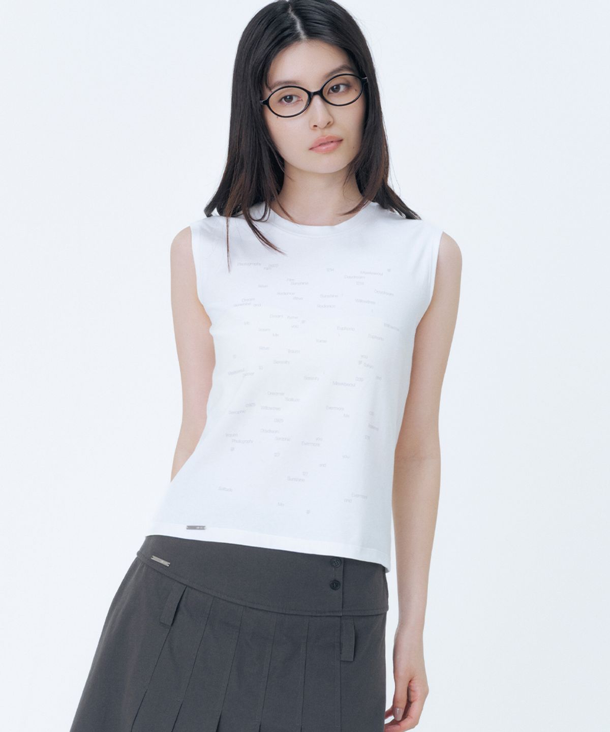 미세키서울(MISEKI SEOUL) Typographic semi crop sleeveless WHITE