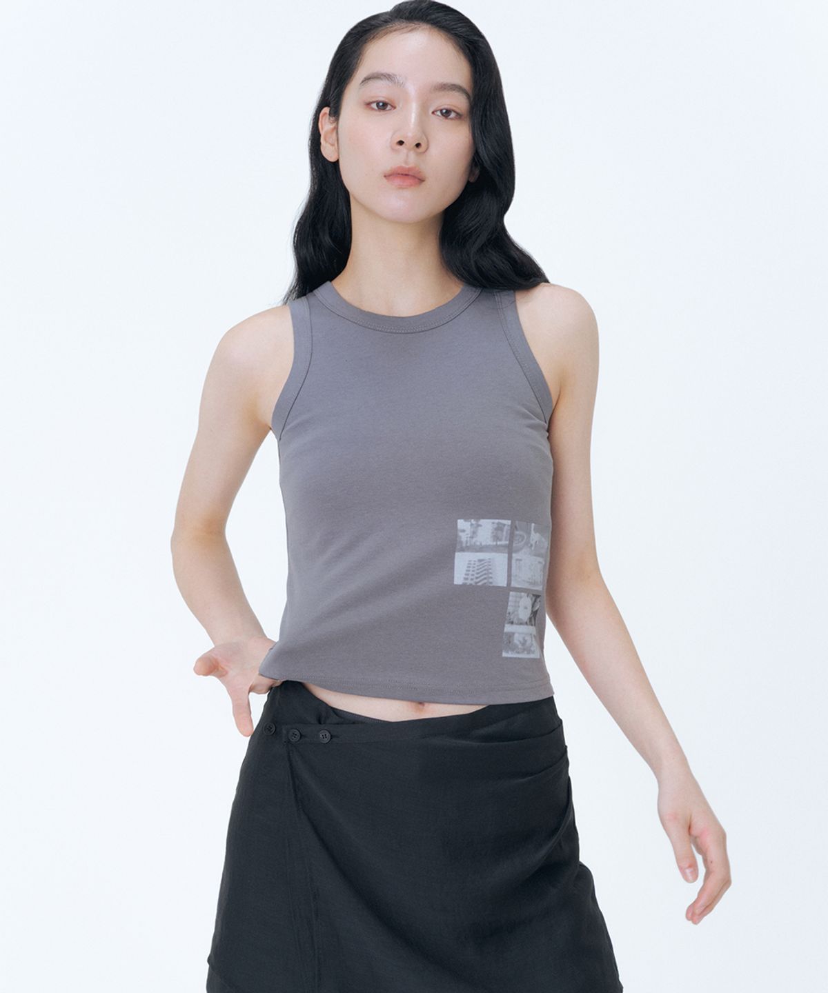미세키서울(MISEKI SEOUL) Photo album graphic sleeveless CHARCOAL