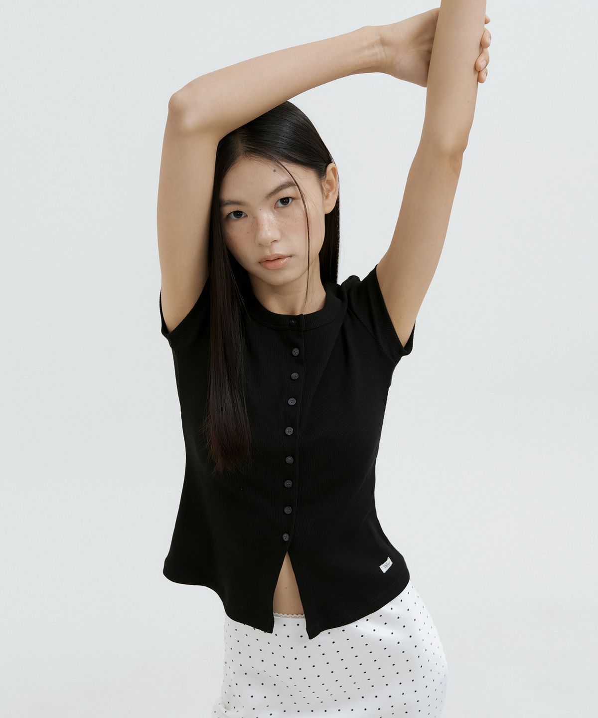 루시르주(LUCIR ZU) Henley Button-Up Sleeve Top (black)