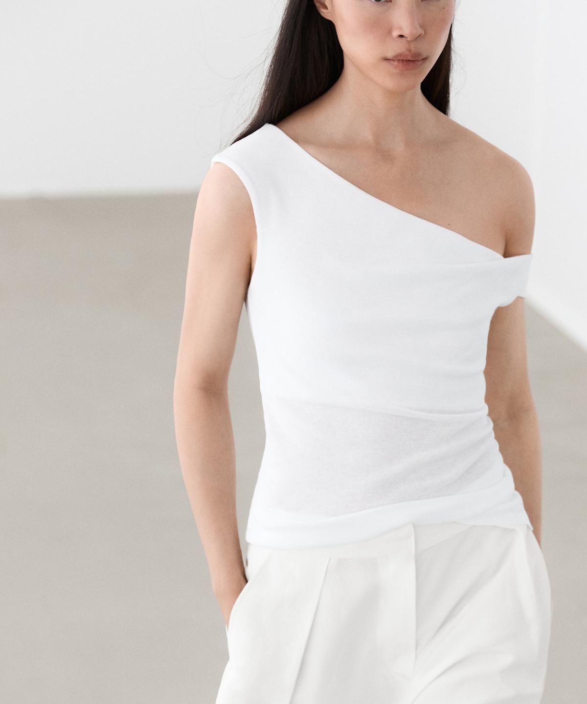 마시모두띠(MASSIMO DUTTI) 언밸런스 오프숄더 탑