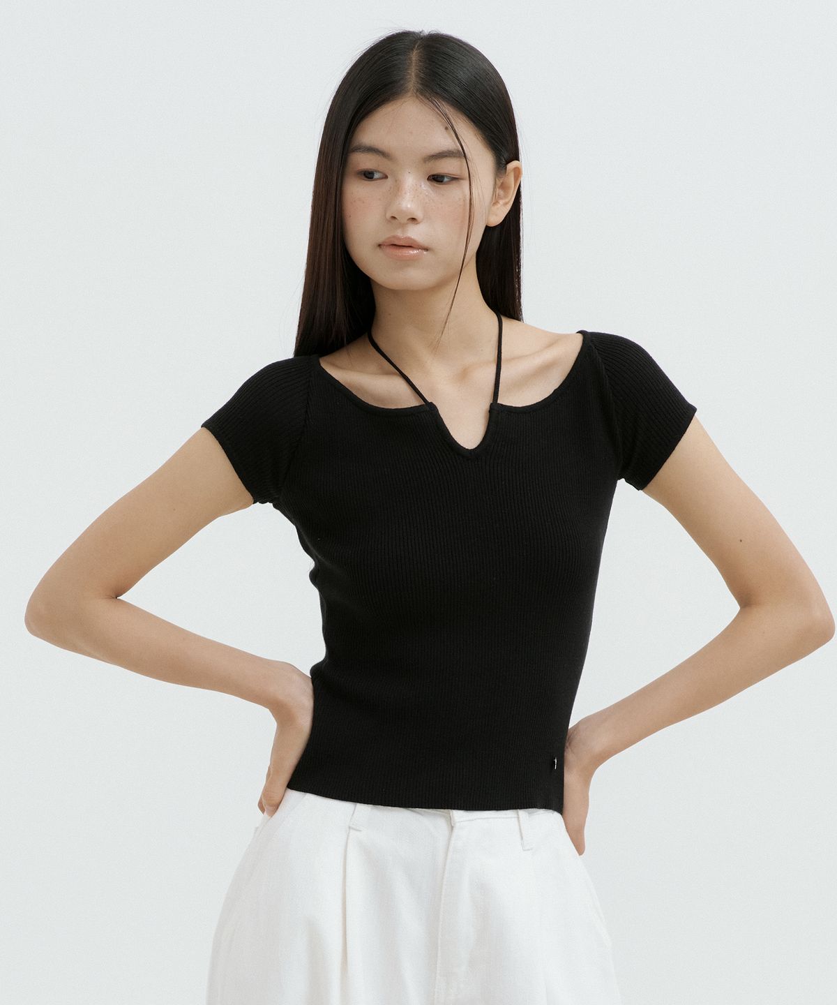 루시르주(LUCIR ZU) Strap Neck Ribbed Knit Top (black)