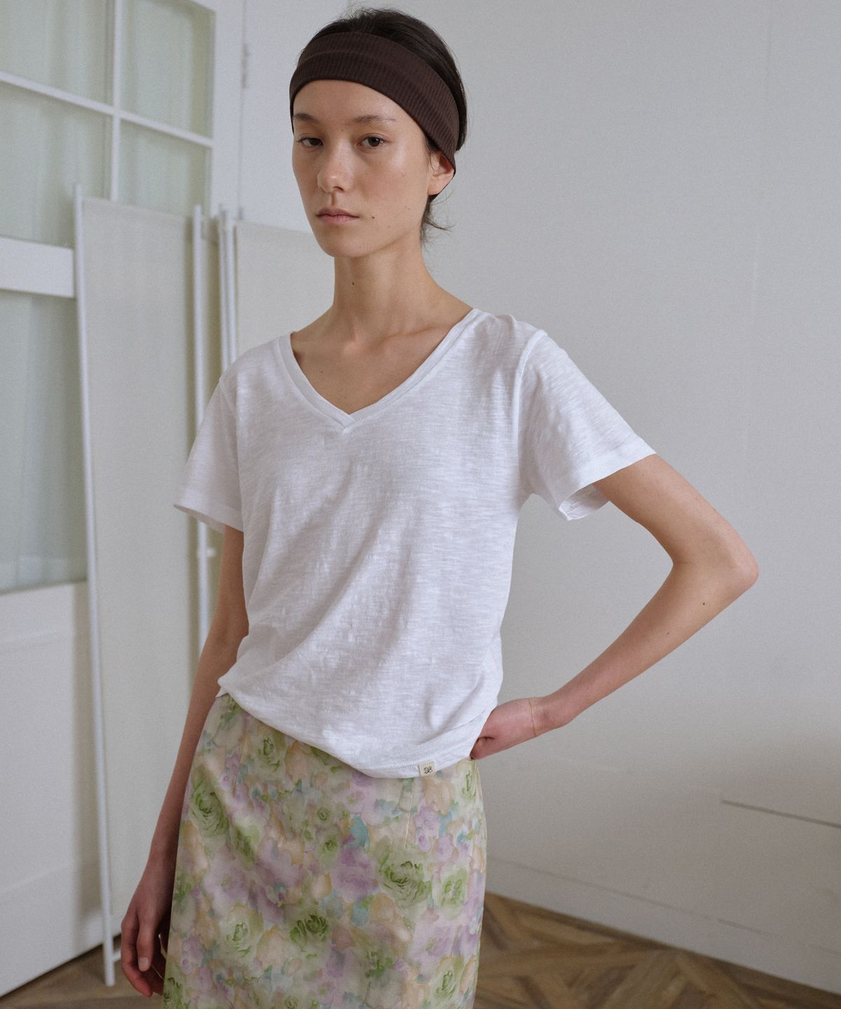 시엔느(SIENNE) Eze V neck T-shirt (White)