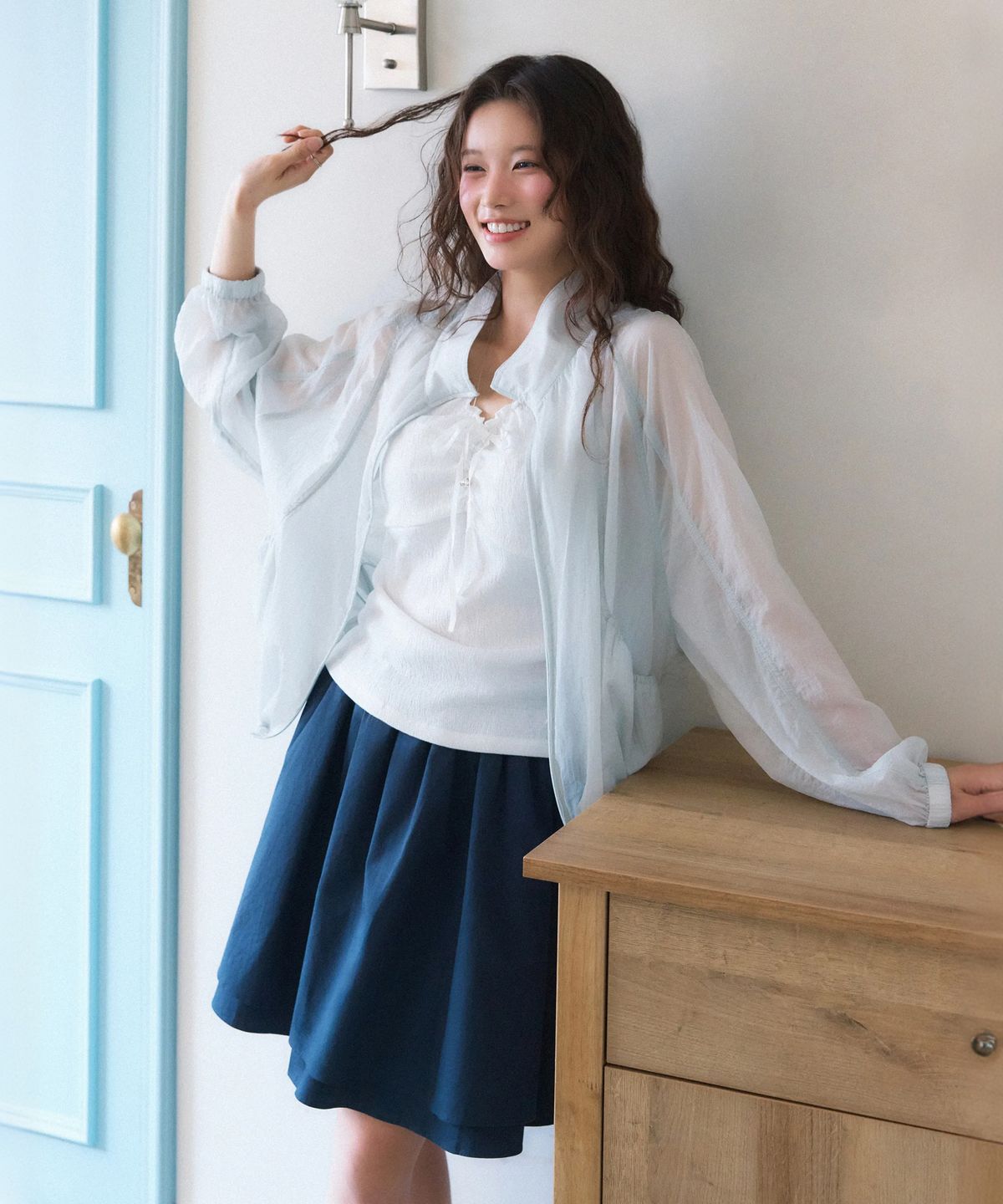 로엠(ROEM) 브이넥 셔링 티셔츠 RMHWG26RT4