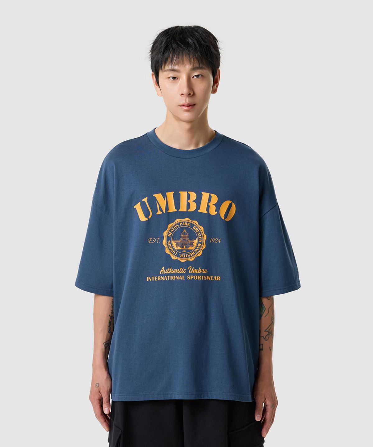 엄브로(UMBRO) [COOLING] 아이스코튼 맥스핏 그래픽 반팔 티셔츠 네이비 UR221CRS64