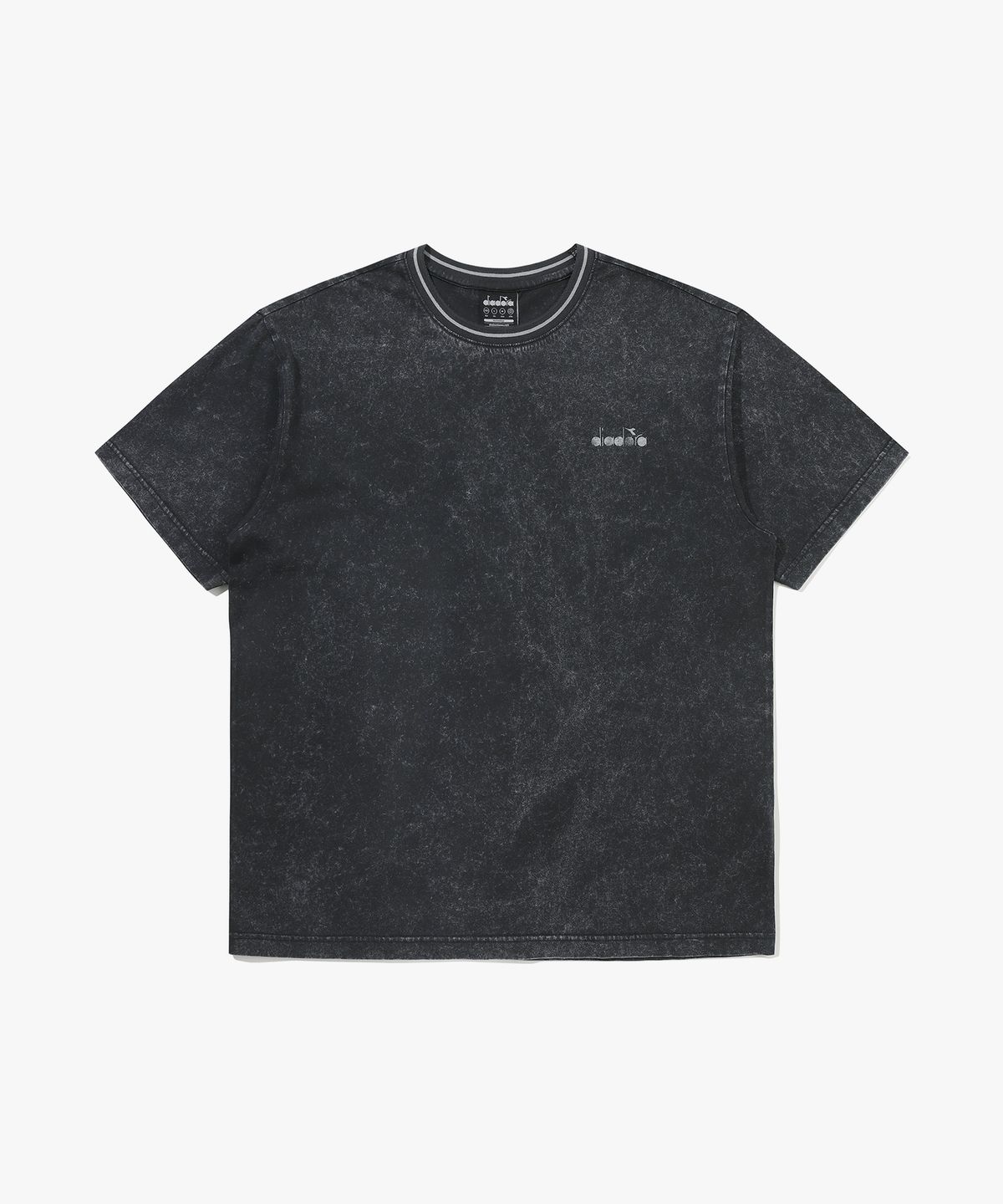 디아도라(diadora) 워싱 그래픽 반팔 티셔츠 DARK GREY