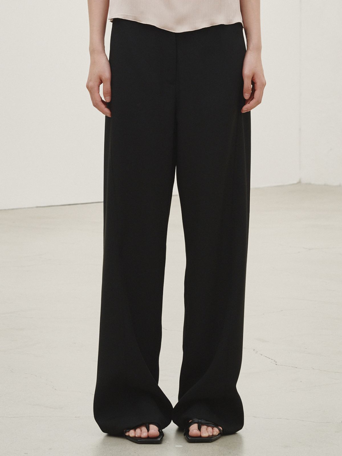 누브(NOUVE) 린넨 와이드 커브드 팬츠 - 블랙 / Linen Wide Curved Pants - Black