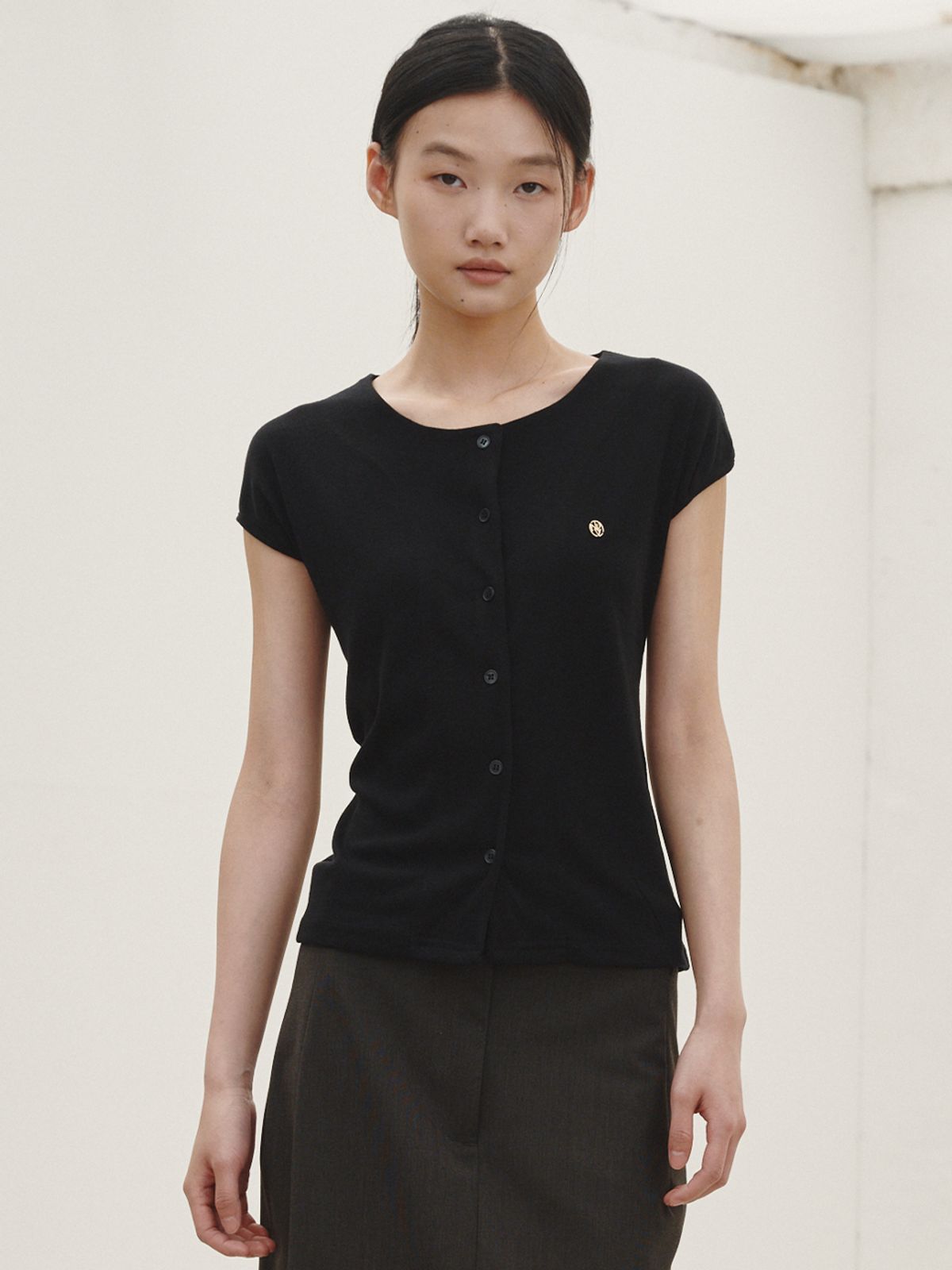 누브(NOUVE) 캡슬리브 버튼 티셔츠 - 블랙 / Cap Sleeve Button T-shirt - Black