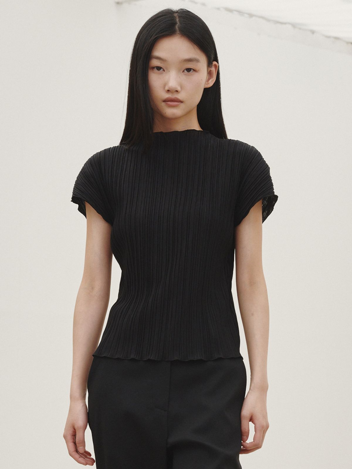 누브(NOUVE) 플리츠 모크넥 티셔츠 - 블랙 / Pleated Mock Neck T-shirt - Black
