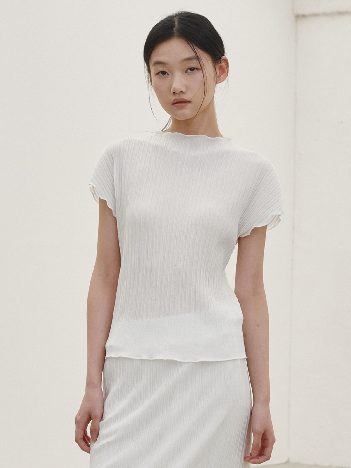 누브(NOUVE) 플리츠 모크넥 티셔츠 - 화이트 / Pleated Mock Neck T-shirt - White