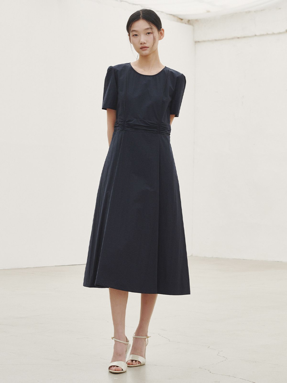누브(NOUVE) 라운드 넥 셔링 포인트 드레스 - 네이비 / Round Neck Shirring Point Dress - Navy
